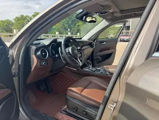 Alfa Romeo Stelvio 2017 2.0T 280HP Luxury Edition interior photo 12