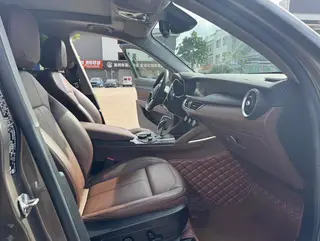 Alfa Romeo Stelvio 2017 2.0T 280HP Luxury Edition interior photo 13