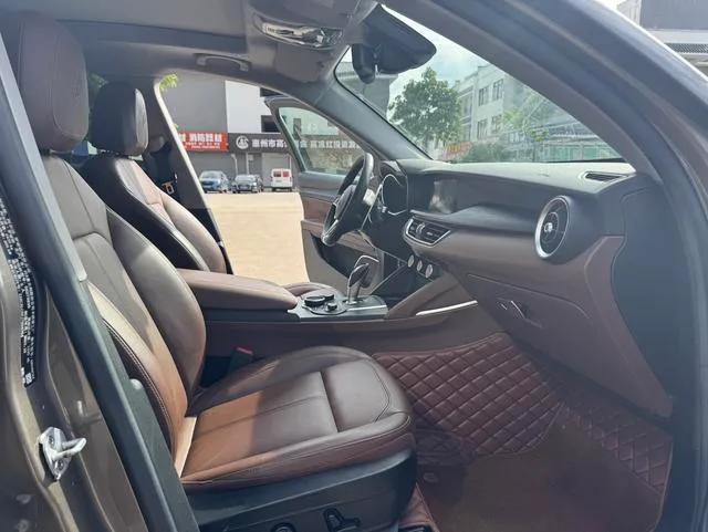 Alfa Romeo Stelvio 2017 2.0T 280HP Luxury Edition interior photo 13