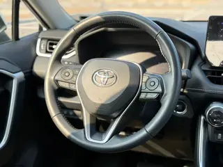 Toyota RAV4 2023 2.0L CVT Dos tracciones 20 Edición de aniversario de platino interior foto 13 Toyota RAV4 2023 2.0L CVT Dos tracciones 20 Edición de aniversario de platino interior foto 13
