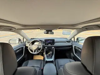 Toyota RAV4 2023 2.0L CVT Dos tracciones 20 Edición de aniversario de platino interior foto 16 Toyota RAV4 2023 2.0L CVT Dos tracciones 20 Edición de aniversario de platino interior foto 16
