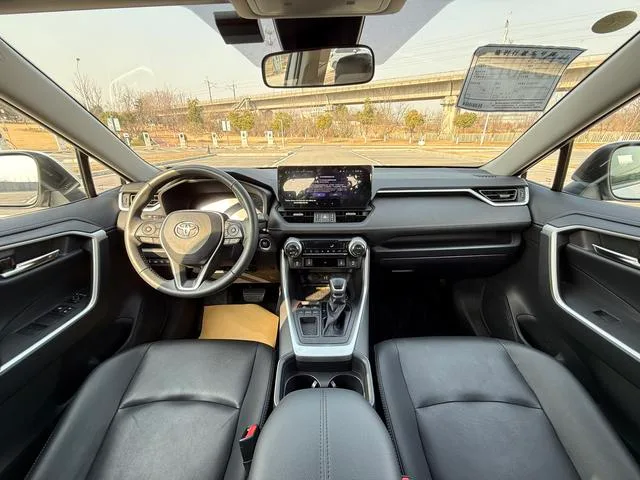 Toyota RAV4 2023 2.0L CVT Dos tracciones 20 Edición de aniversario de platino interior foto 17 Toyota RAV4 2023 2.0L CVT Dos tracciones 20 Edición de aniversario de platino interior foto 17