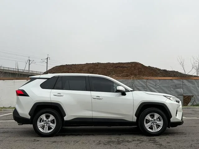 Toyota RAV4 2023 2.0L CVT Two-wheel drive urban version exterior photo 4 Toyota RAV4 2023 2.0L CVT Two-wheel drive urban version exterior photo 4