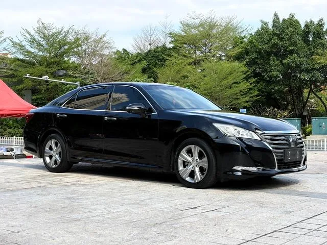 Toyota Crown 2015 2.0T Edición de moda exterior foto 3 Toyota Crown 2015 2.0T Edición de moda exterior foto 3