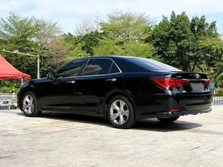 Toyota Crown 2015 2.0T Edición de moda exterior foto 4 Toyota Crown 2015 2.0T Edición de moda exterior foto 4