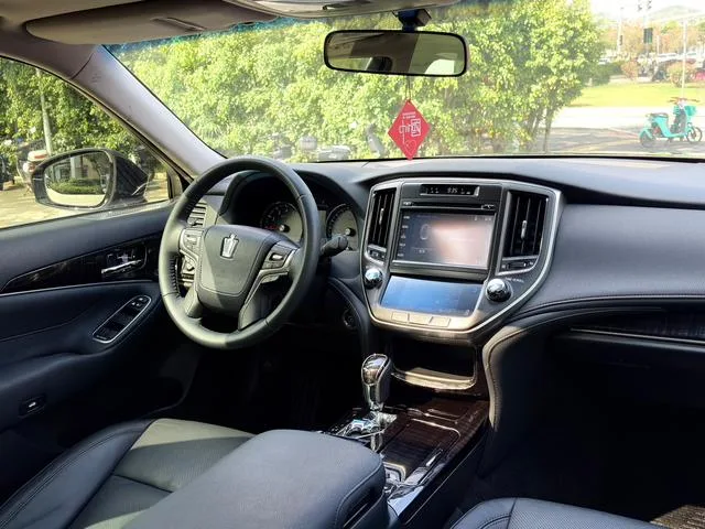 Toyota Crown 2015 2.0T Edición de moda interior foto 12 Toyota Crown 2015 2.0T Edición de moda interior foto 12