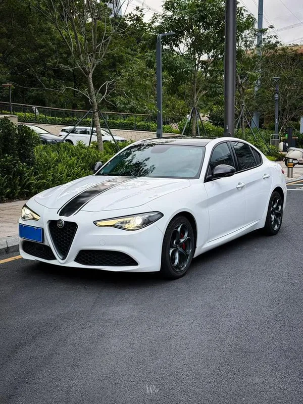 Alfa Romeo Giulia 2020 2.0T 280HP Édition sport de luxe extérieur photo 1 Alfa Romeo Giulia 2020 2.0T 280HP Édition sport de luxe extérieur photo 1