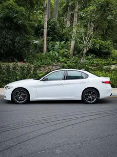 Alfa Romeo Giulia 2020 2.0T 280HP Édition sport de luxe extérieur photo 2 Alfa Romeo Giulia 2020 2.0T 280HP Édition sport de luxe extérieur photo 2