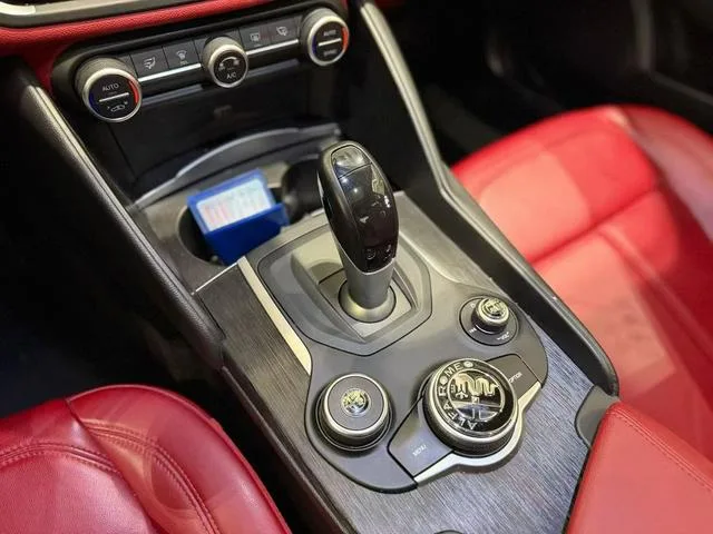 Alfa Romeo Giulia 2020 2.0T 280HP Édition sport de luxe extérieur photo 5 Alfa Romeo Giulia 2020 2.0T 280HP Édition sport de luxe extérieur photo 5