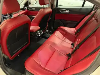 Alfa Romeo Giulia 2020 2.0T 280HP Édition sport de luxe intérieur photo 8 Alfa Romeo Giulia 2020 2.0T 280HP Édition sport de luxe intérieur photo 8