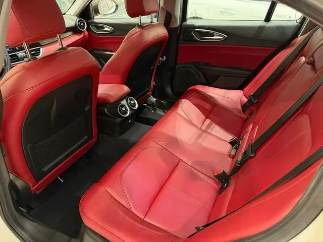 Alfa Romeo Giulia 2020 2.0T 280HP Édition sport de luxe intérieur photo 8 Alfa Romeo Giulia 2020 2.0T 280HP Édition sport de luxe intérieur photo 8