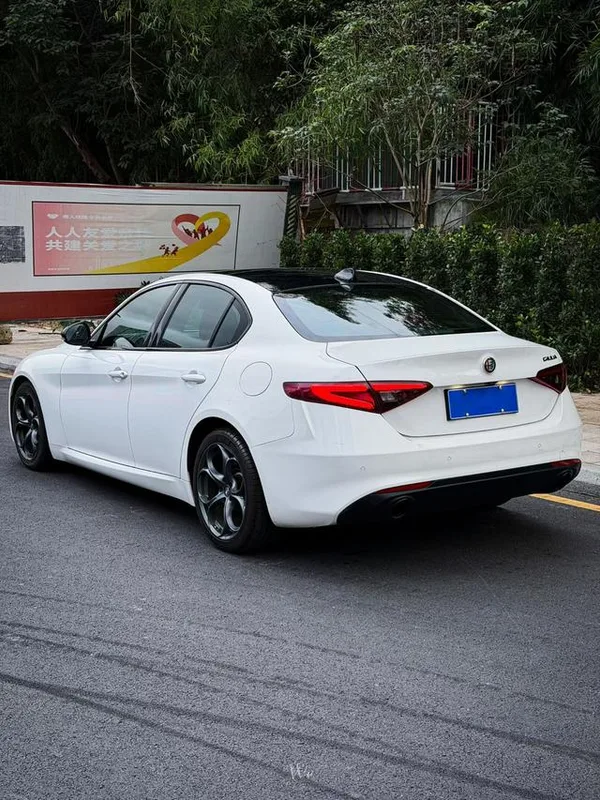 Alfa Romeo Giulia 2020 2.0T 280HP Édition sport de luxe intérieur photo 9 Alfa Romeo Giulia 2020 2.0T 280HP Édition sport de luxe intérieur photo 9