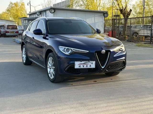 Alfa Romeo Stelvio 2017 2.0T 200HP Edición de lujo exterior foto 3 Alfa Romeo Stelvio 2017 2.0T 200HP Edición de lujo exterior foto 3