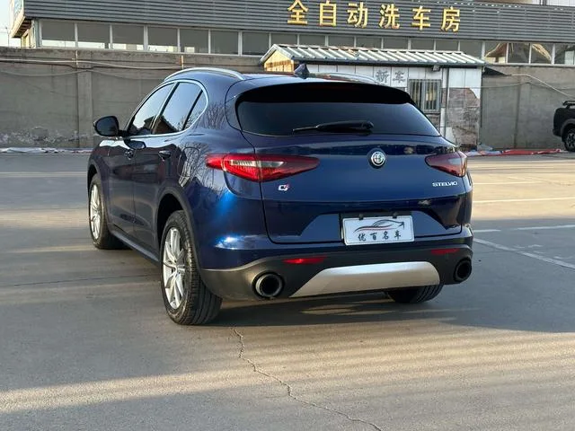 Alfa Romeo Stelvio 2017 2.0T 200HP Edición de lujo exterior foto 4 Alfa Romeo Stelvio 2017 2.0T 200HP Edición de lujo exterior foto 4