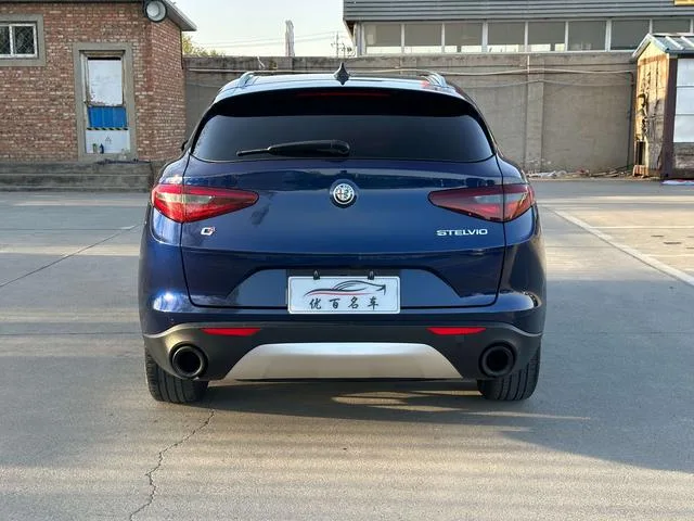 Alfa Romeo Stelvio 2017 2.0T 200HP Edición de lujo exterior foto 5 Alfa Romeo Stelvio 2017 2.0T 200HP Edición de lujo exterior foto 5