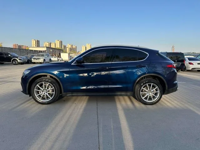 Alfa Romeo Stelvio 2017 2.0T 200HP Edición de lujo exterior foto 7 Alfa Romeo Stelvio 2017 2.0T 200HP Edición de lujo exterior foto 7