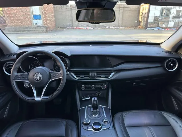 Alfa Romeo Stelvio 2017 2.0T 200HP Edición de lujo interior foto 11 Alfa Romeo Stelvio 2017 2.0T 200HP Edición de lujo interior foto 11