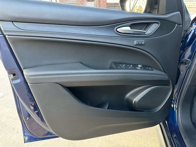 Alfa Romeo Stelvio 2017 2.0T 200HP Edición de lujo interior foto 13 Alfa Romeo Stelvio 2017 2.0T 200HP Edición de lujo interior foto 13