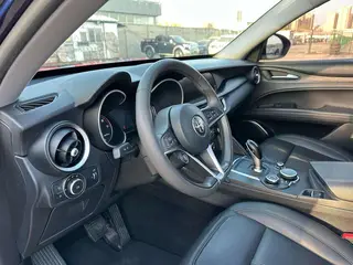 Alfa Romeo Stelvio 2017 2.0T 200HP Edición de lujo interior foto 14 Alfa Romeo Stelvio 2017 2.0T 200HP Edición de lujo interior foto 14