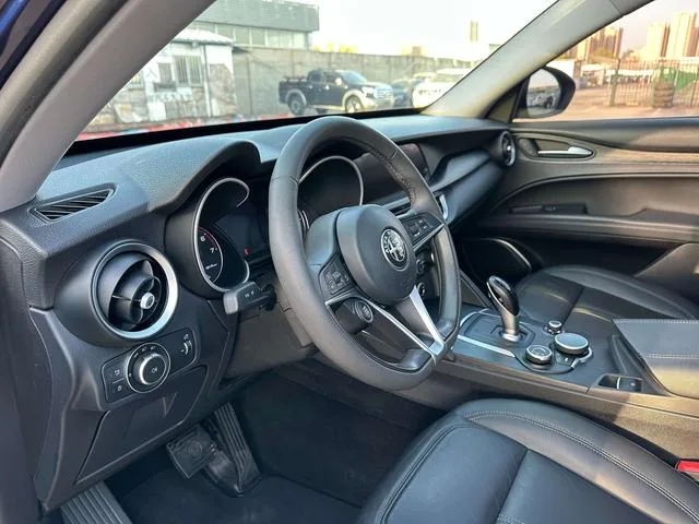 Alfa Romeo Stelvio 2017 2.0T 200HP Edición de lujo interior foto 14 Alfa Romeo Stelvio 2017 2.0T 200HP Edición de lujo interior foto 14