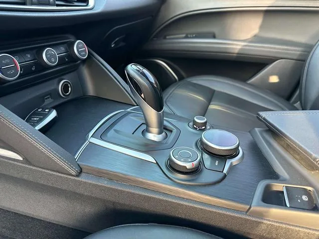 Alfa Romeo Stelvio 2017 2.0T 200HP Edición de lujo interior foto 15 Alfa Romeo Stelvio 2017 2.0T 200HP Edición de lujo interior foto 15