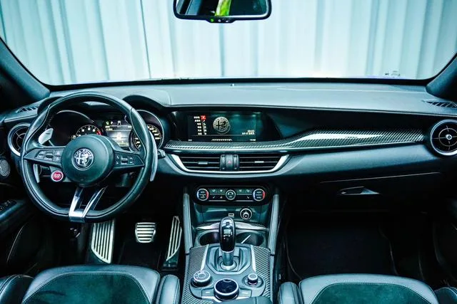 Alfa Romeo Stelvio 2018 2.9T 510HP Four-leaf clover version exterior photo 9 Alfa Romeo Stelvio 2018 2.9T 510HP Four-leaf clover version exterior photo 9