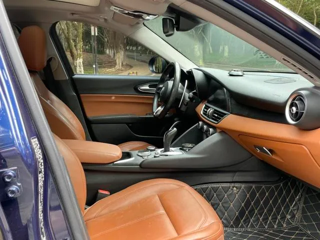 Alfa Romeo Giulia 2021 2.0T 280HP Luxury Edition interior photo 8 Alfa Romeo Giulia 2021 2.0T 280HP Luxury Edition interior photo 8
