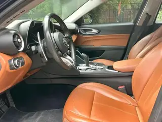 Alfa Romeo Giulia 2021 2.0T 280HP Luxury Edition interior photo 9 Alfa Romeo Giulia 2021 2.0T 280HP Luxury Edition interior photo 9
