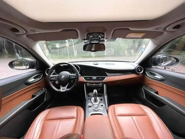 Alfa Romeo Giulia 2021 2.0T 280HP Luxury Edition interior photo 10 Alfa Romeo Giulia 2021 2.0T 280HP Luxury Edition interior photo 10