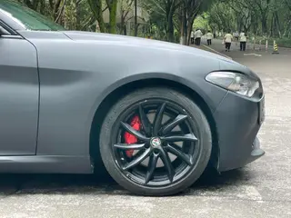Alfa Romeo Giulia 2021 2.0T 280HP Luxury Edition interior photo 11 Alfa Romeo Giulia 2021 2.0T 280HP Luxury Edition interior photo 11