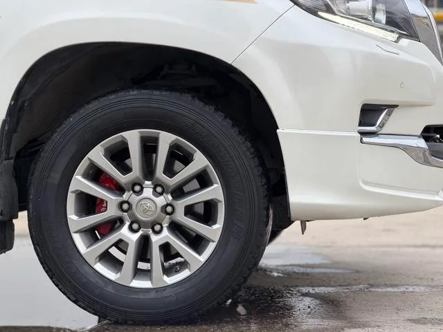 Toyota Prado 2019 3.5L Automático TX-L Versión de lujo interior foto 11 Toyota Prado 2019 3.5L Automático TX-L Versión de lujo interior foto 11