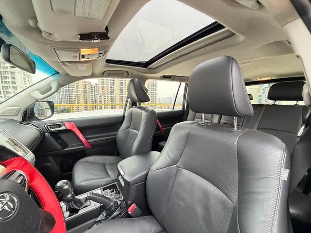 Toyota Prado 2019 3.5L Automático TX-L Versión de lujo interior foto 16 Toyota Prado 2019 3.5L Automático TX-L Versión de lujo interior foto 16