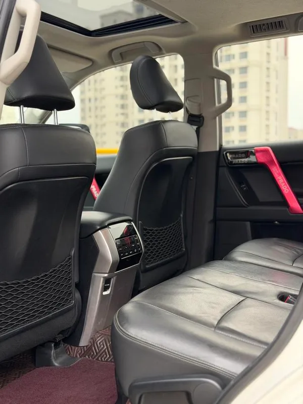 Toyota Prado 2019 3.5L Automático TX-L Versión de lujo interior foto 17 Toyota Prado 2019 3.5L Automático TX-L Versión de lujo interior foto 17