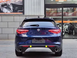 Alfa Romeo Stelvio 2017 2.0T 200HP Luxury Edition interior photo 10 Alfa Romeo Stelvio 2017 2.0T 200HP Luxury Edition interior photo 10