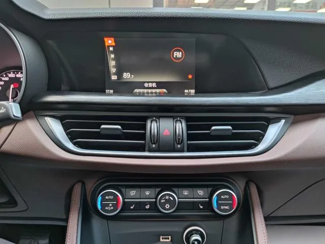 Alfa Romeo Stelvio 2017 2.0T 200HP Luxury Edition interior photo 12 Alfa Romeo Stelvio 2017 2.0T 200HP Luxury Edition interior photo 12