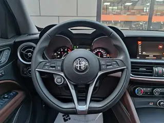 Alfa Romeo Stelvio 2017 2.0T 200HP Luxury Edition interior photo 13 Alfa Romeo Stelvio 2017 2.0T 200HP Luxury Edition interior photo 13