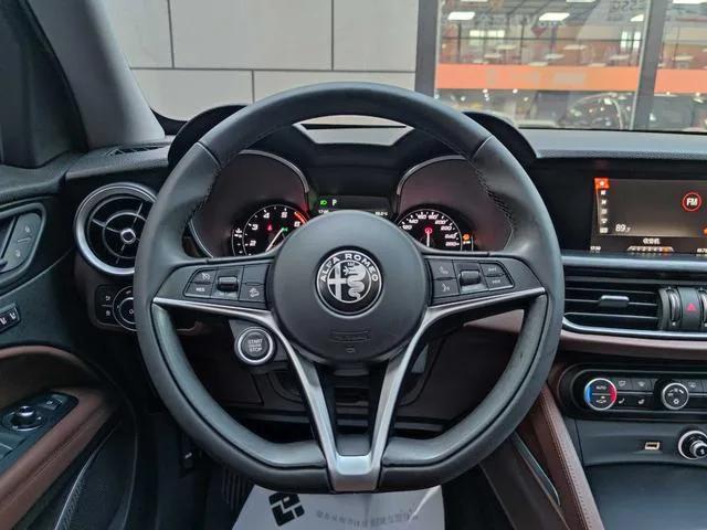 Alfa Romeo Stelvio 2017 2.0T 200HP Luxury Edition interior photo 13 Alfa Romeo Stelvio 2017 2.0T 200HP Luxury Edition interior photo 13