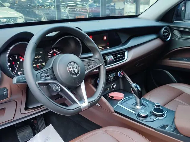 Alfa Romeo Stelvio 2017 2.0T 200HP Luxury Edition interior photo 15 Alfa Romeo Stelvio 2017 2.0T 200HP Luxury Edition interior photo 15