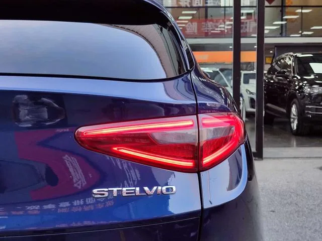 Alfa Romeo Stelvio 2017 2.0T 200HP Luxury Edition interior photo 16 Alfa Romeo Stelvio 2017 2.0T 200HP Luxury Edition interior photo 16
