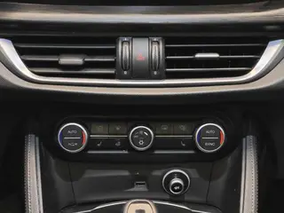Alfa Romeo Stelvio 2017 2.0T 200HP Elite Edition interior photo 16 Alfa Romeo Stelvio 2017 2.0T 200HP Elite Edition interior photo 16