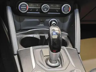 Alfa Romeo Stelvio 2017 2.0T 200HP Elite Edition interior photo 17 Alfa Romeo Stelvio 2017 2.0T 200HP Elite Edition interior photo 17