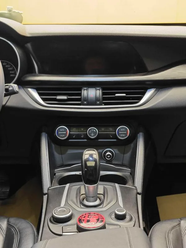 Alfa Romeo Stelvio 2017 2.0T 200HP Elite Edition interior photo 19 Alfa Romeo Stelvio 2017 2.0T 200HP Elite Edition interior photo 19