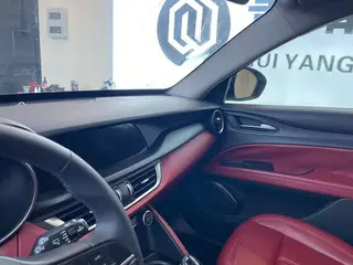Alfa Romeo Stelvio 2017 2.0T 200HP Elite Edition interior photo 11