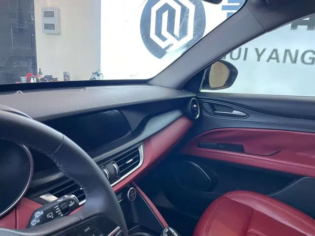 Alfa Romeo Stelvio 2017 2.0T 200HP Elite Edition interior photo 11
