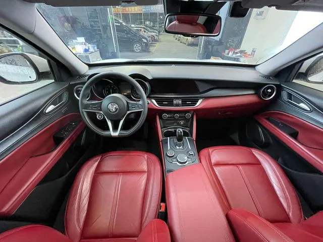 Alfa Romeo Stelvio 2017 2.0T 200HP Elite Edition interior photo 14