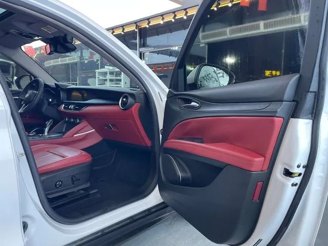 Alfa Romeo Stelvio 2017 2.0T 200HP Elite Edition interior photo 16