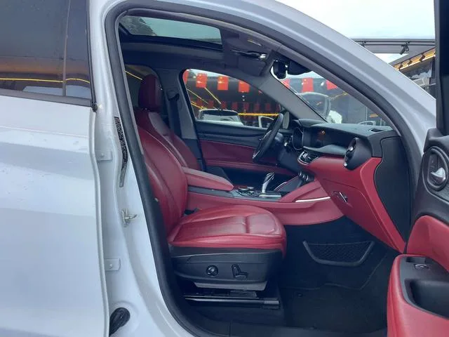 Alfa Romeo Stelvio 2017 2.0T 200HP Elite Edition interior photo 17