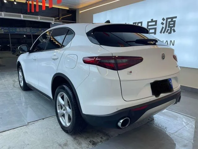 Alfa Romeo Stelvio 2017 2.0T 200HP Elite Edition interior photo 20