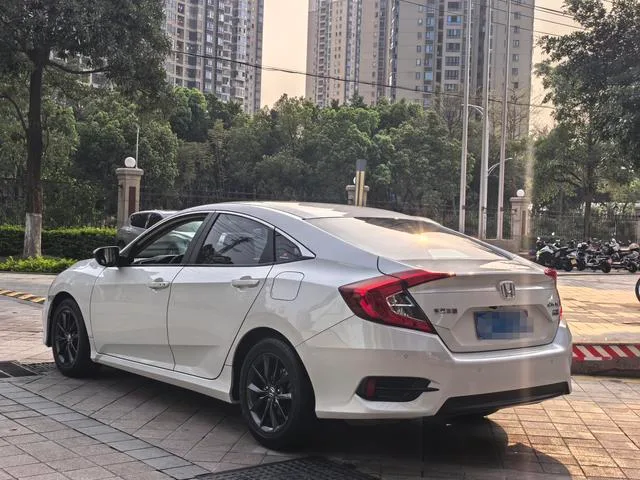 Honda Civic 2019 220TURBO CVT Versión dinámica País VI interior foto 7 Honda Civic 2019 220TURBO CVT Versión dinámica País VI interior foto 7