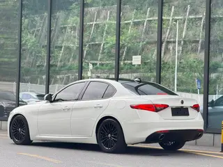 Alfa Romeo Giulia 2017 2.0T 280HP Luxury Edition exterior photo 4 Alfa Romeo Giulia 2017 2.0T 280HP Luxury Edition exterior photo 4